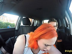 Gros seins de la rousse femme Chloe Davis baisée par un instructeur de conduite