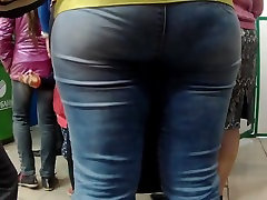 Mature big ass milf in jeans