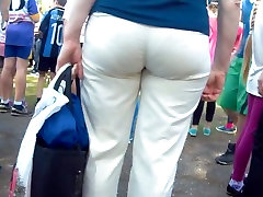 madura de gran culo en pantalones blancos