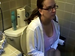busty frau badezimmer toilette natursekt