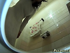 एशियाई लड़की peeing