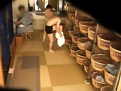 Horny Japanese model Akie Harada in Amazing Showers, masturvada mientras ven peliculas JAV movie