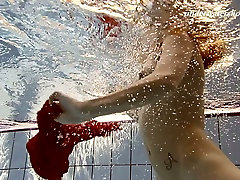 zmysłowa rudowłosa piękność ala pokazuje striptiz pod wodą