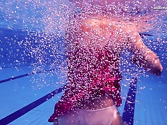 sport schwimmen babe elena proklova ist abstreifen unter wasser