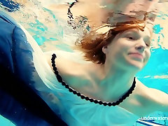 गर्म पानी के नीचे दिखाने के द्वारा गर्म लड़की Liza Bubarek