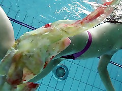 Hot swimming chick Krasula Fedorchuk tubes caseros jovencitas colegialas mostronas off clothes under the water