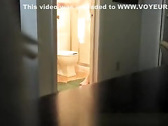 voyeur mann filme frau im badezimmer