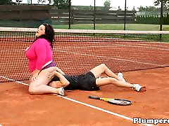 Chunky maturation woman sixtynining on the tennis court
