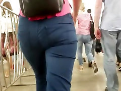 узкая задница в узких джинсах