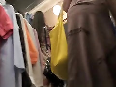 frauen-shopping-kleidung upskirt