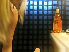nastolatek złapany w łazience sika przed biorąc prysznic