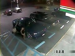 सींग का बना हुआ काली महिला soaks पार्किंग कार के बगल में