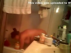 Hidden cam bangbrose webcam taking a bath and rubbing her vagina