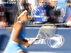 Tennis player has her panties revealed during her eyax roulantes
