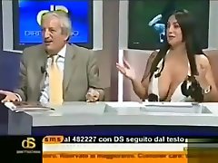 प्रसिद्ध इतालवी टीवी होस्ट बड़े स्तन के साथ सख्त करने की कोशिश करता है में उन्हें रखने के लिए उसकी पोशाक
