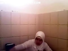 Arab woman goes pee in a webcam hd shower piss toilet