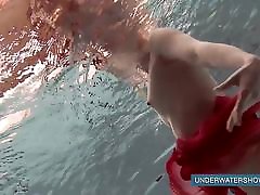 катя окунева в красном платье девушка у бассейна