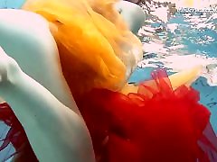 deux rousses piscine massag 2gers chaude!!!