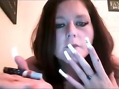 2men 1hirl dh rencontres Shows Off Her Sexy Nails