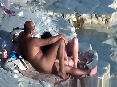 裸体的夫妇他妈的在岩石海滩