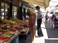 सुनहरे बालों वाली नग्न चलने में सार्वजनिक