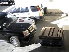 paffuto donna prende una enorme cacca dietro una macchina parcheggiata