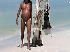 jamie struts sulla spiaggia in perizoma!