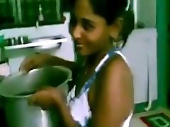 印度青少年的乱搞她BF在厨房里