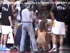 topless chica de color uniforme en un partido de baloncesto