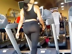 Semi ucranian anal tunnel pants on her bubble booty in the fitness club