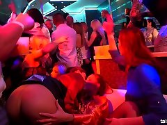 लंपट चेक nympho निकोल उपाध्यक्ष के लिए चला जाता है, जंगली नंगा नाच पार्टी के दौरान क्लब में