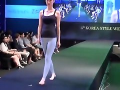 Hot models wearing the new yoga outfit collection