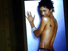 Halle berry pisse tribut