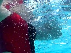 salope excitée à nager lunettes de bonbons se fait baiser par derrière dans la piscine