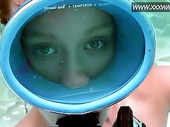 Hot diver Minnie xxx sexteluguvideos is masturbating her pussy under the water