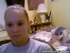 Girlfriend spreading her pussylips on webcam