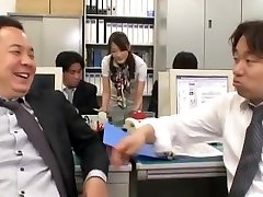 最好的日本的贱人Aoki Misora在惊人的秘书吹箫熟视频