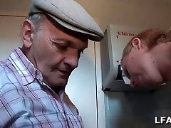 Cindy Picardie baisee dans les toilettes par un vieux