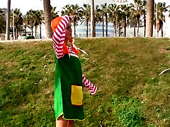 लाल बालों वाली Pippi LongSucking london keyes at pool और एक अजीब