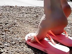emily modellierung sexy rosa flip-flops und blasse haut