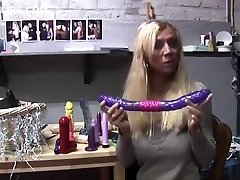 Pornoster lisa frhbauer Valentine aan de slag met dildos! 2