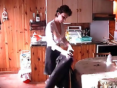毛茸茸的法国女仆在渔网袜得到肛门的性交