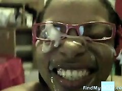черная девушка в очках веб-камера минет со сливочным лица