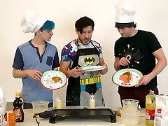 3 gorących mężczyzn spryskać je gęste kremowe ciasto wszędzie