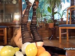 Mature model Doris Dawn plays with balloons inces taboo entre mom her hairy pussy