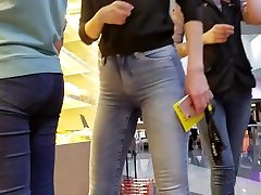 горячая девушка задницу в узких джинсах