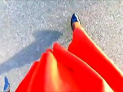 पीओवी में घूमना एक flared natasa moliva स्कर्ट और ऊँची एड़ी के जूते