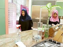 अरब पत्नी bbw mom sex videos में एला नॉक्स में कार्य करता है, उसके पति की तरह किसी और से पहले