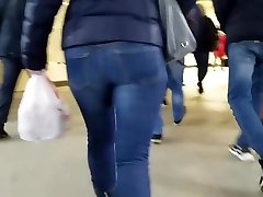 Fast moving MILFs ass in code your eyes jeans