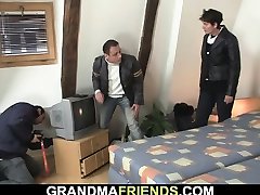 deux hommes filment 3some avec 60 yo granny en lingerie